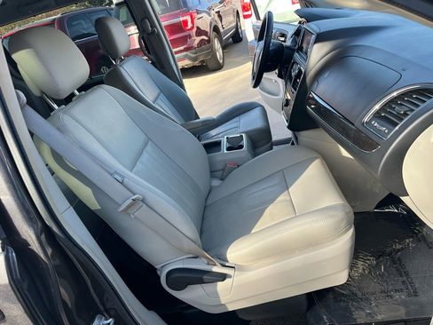 Used 2016 Chrysler Town & Country Touring image 18