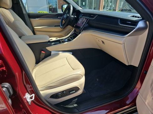 Certified 2025 Jeep Grand Cherokee Limited w/ Luxury Tech Group II AWD/4WD image 31