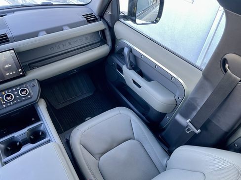Used 2025 Land Rover Defender 110 X-Dynamic SE image 18