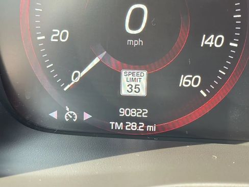 Used 2022 Volvo XC40 T4 Momentum FWD image 17