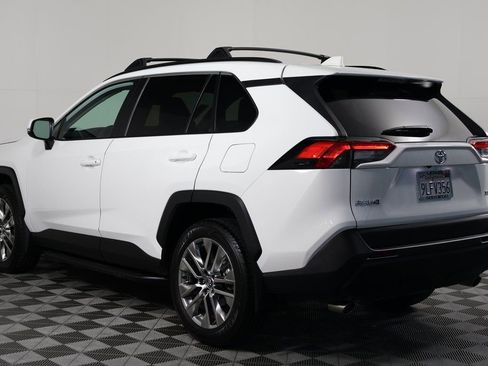 Used 2020 Toyota RAV4 XLE Premium image 6