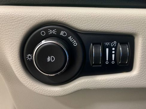 Used 2018 Chrysler Pacifica Touring-L FWD image 26
