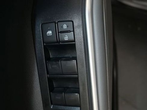 Used 2025 Toyota Highlander XLE FWD image 13