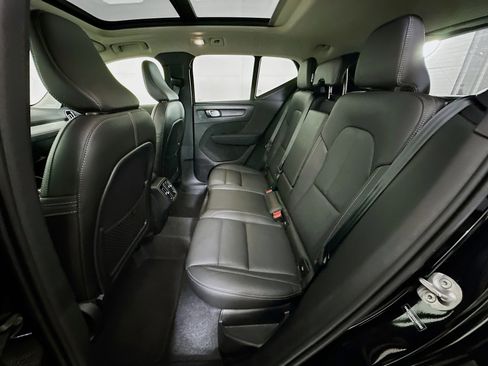 Used 2025 Volvo XC40 B5 Plus image 30