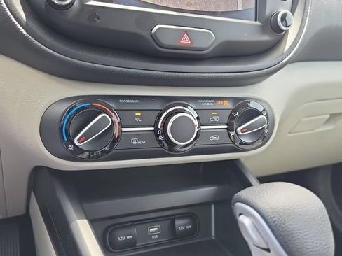 Certified 2025 Kia Soul LX w/ LX Technology Package FWD image 24