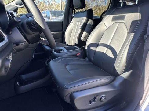 New 2026 Chrysler Pacifica Select image 22