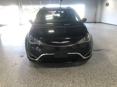 Used 2018 Chrysler Pacifica Touring-L Plus FWD image 8