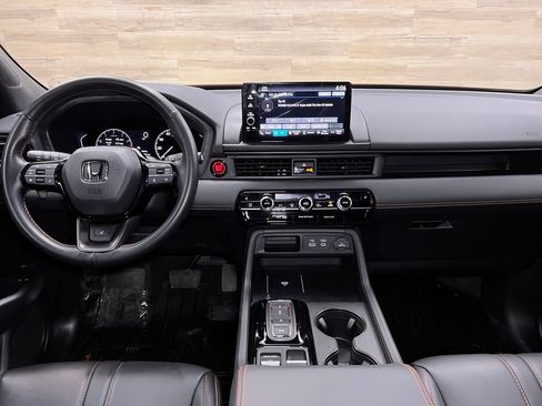 Used 2025 Honda Pilot TrailSport image 2