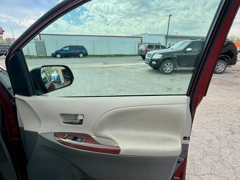 Used 2014 Toyota Sienna XLE FWD image 16
