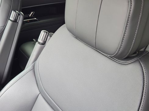 Certified 2025 Land Rover Range Rover SE image 16