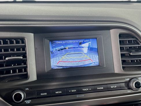 Used 2020 Hyundai Elantra SE image 19