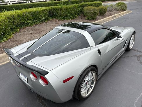 Used 2006 Chevrolet Corvette Coupe w/ Preferred Equipment Group RWD image 16
