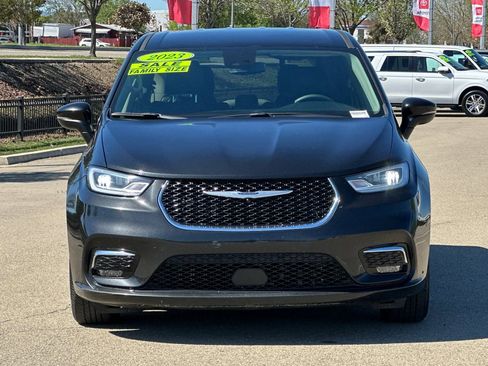 Used 2023 Chrysler Pacifica Touring-L FWD image 9