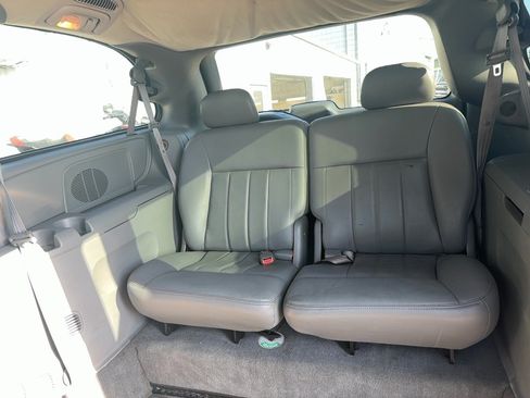 Used 2004 Chrysler Town & Country Touring w/ Leather Interior Group FWD image 18