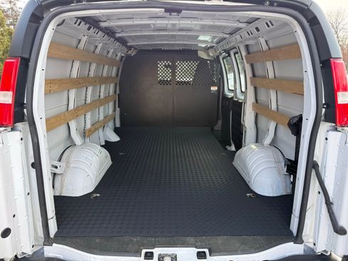 Used 2023 GMC Savana 2500 image 5