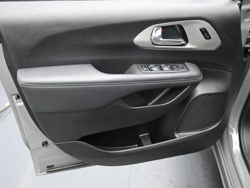 Used 2023 Chrysler Pacifica Limited w/ S Appearance Package AWD/4WD image 9