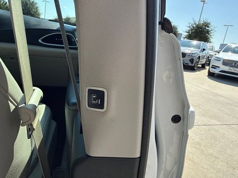 Used 2018 Chrysler Pacifica Touring-L FWD image 13