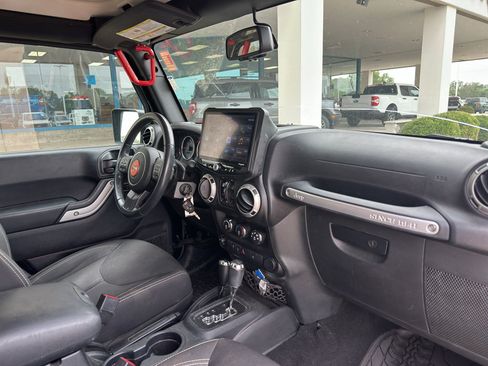 Used 2016 Jeep Wrangler Unlimited Sahara w/ Connectivity Group AWD/4WD image 29