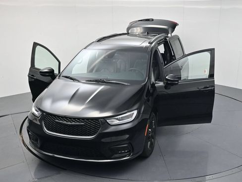 Used 2025 Chrysler Pacifica Limited FWD image 49