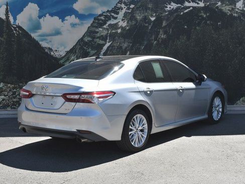 Certified 2018 Toyota Camry XLE FWD image 3