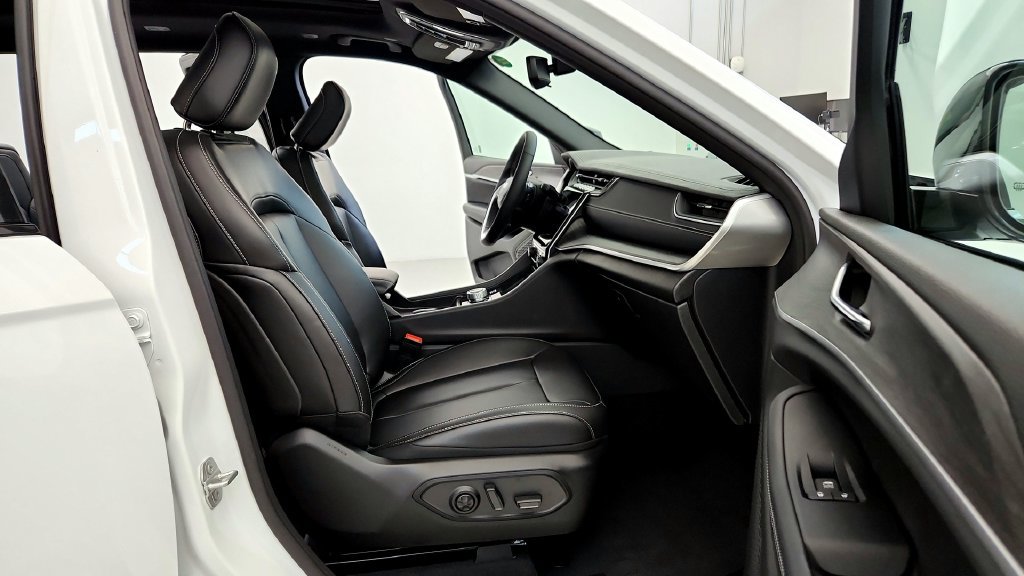 Used 2024 Jeep Grand Cherokee L Limited AWD/4WD image 17