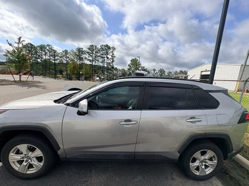 Used 2021 Toyota RAV4 XLE w/ Convenience Package FWD image 2