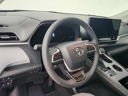 Used 2026 Toyota Sienna XLE FWD image 14