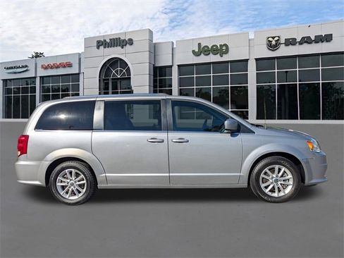 Used 2018 Dodge Grand Caravan SXT image 2