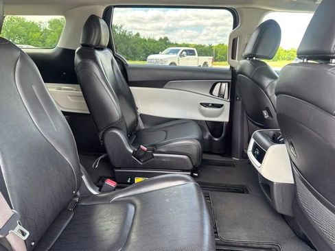 Used 2023 Kia Carnival LX FWD image 17