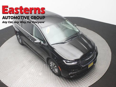 Used 2024 Chrysler Pacifica Limited FWD image 3