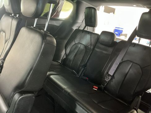 Used 2020 Chrysler Pacifica Touring-L image 13