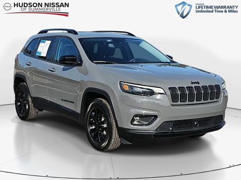 Used 2023 Jeep Cherokee Altitude Lux image 1