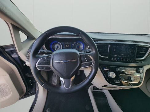 Used 2018 Chrysler Pacifica Touring-L image 14