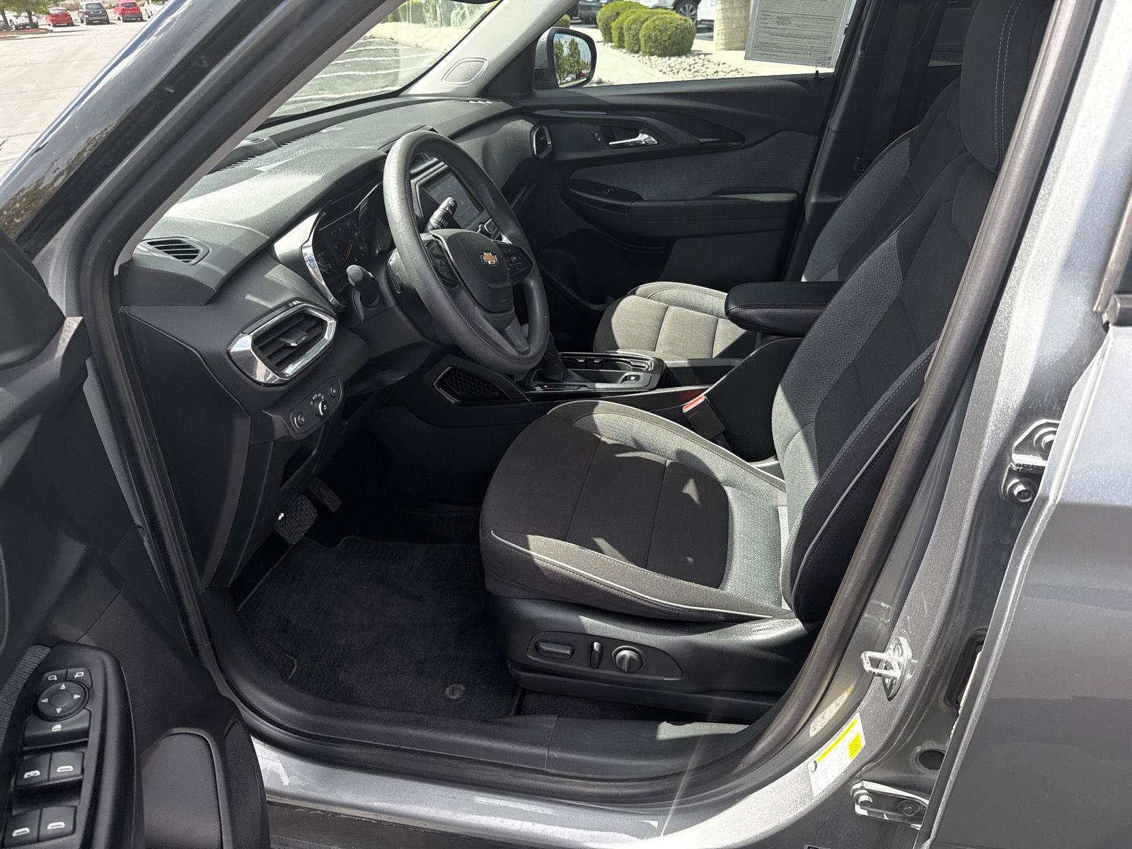 Used 2023 Chevrolet TrailBlazer LT FWD image 11