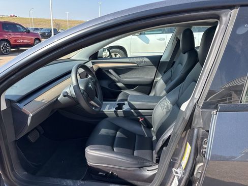 Used 2023 Tesla Model 3 Standard Range image 9