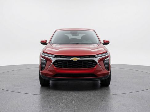 Used 2025 Chevrolet Trax LT FWD image 2