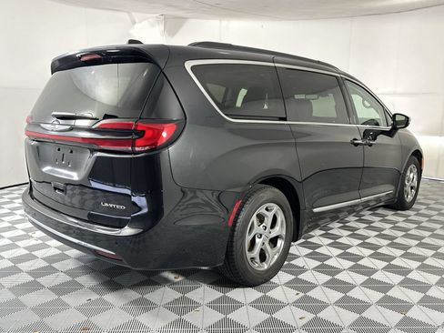 Used 2023 Chrysler Pacifica Limited FWD image 8