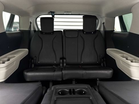 Used 2023 Kia Carnival LX FWD image 10