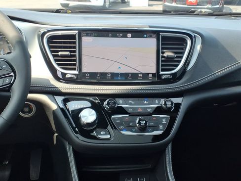 Used 2025 Chrysler Pacifica Limited FWD image 13