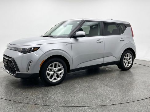Used 2025 Kia Soul LX w/ LX Technology Package FWD image 3