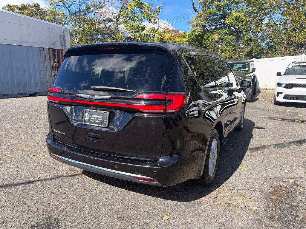 Used 2024 Chrysler Pacifica Touring-L FWD image 15