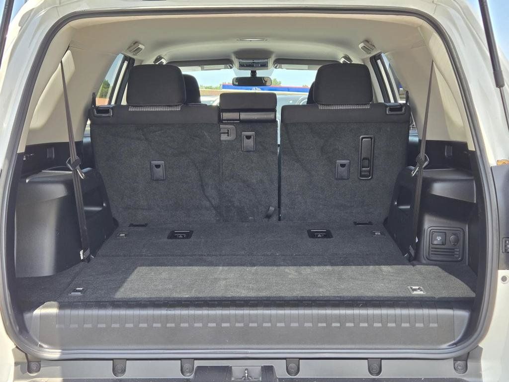 Used 2018 Toyota 4Runner SR5 AWD/4WD image 10