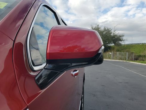 Used 2023 GMC Yukon SLT w/ SLT Luxury Package image 4