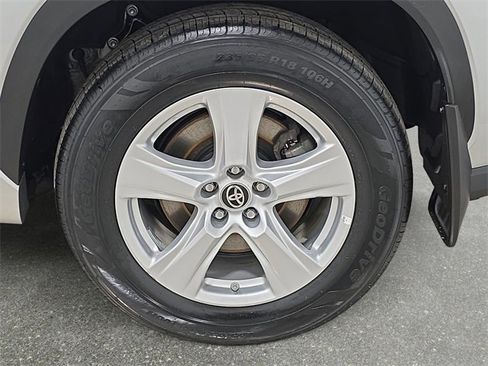 Certified 2024 Toyota Highlander LE image 28