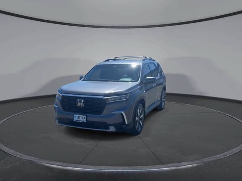 Used 2025 Honda Pilot Touring image 4