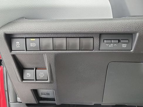 Used 2025 Toyota Sienna XLE w/ XLE Plus Package FWD image 34