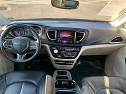 Used 2017 Chrysler Pacifica Touring-L w/ Tire & Wheel Group image 23