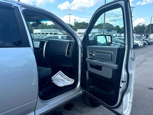 Used 2018 RAM 1500 Classic SLT image 9