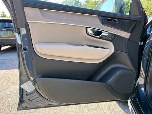 New 2026 Volvo XC90 B6 Plus w/ Protection Package Premier image 9