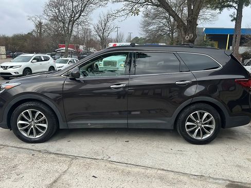 Used 2018 Hyundai Santa Fe SE image 2
